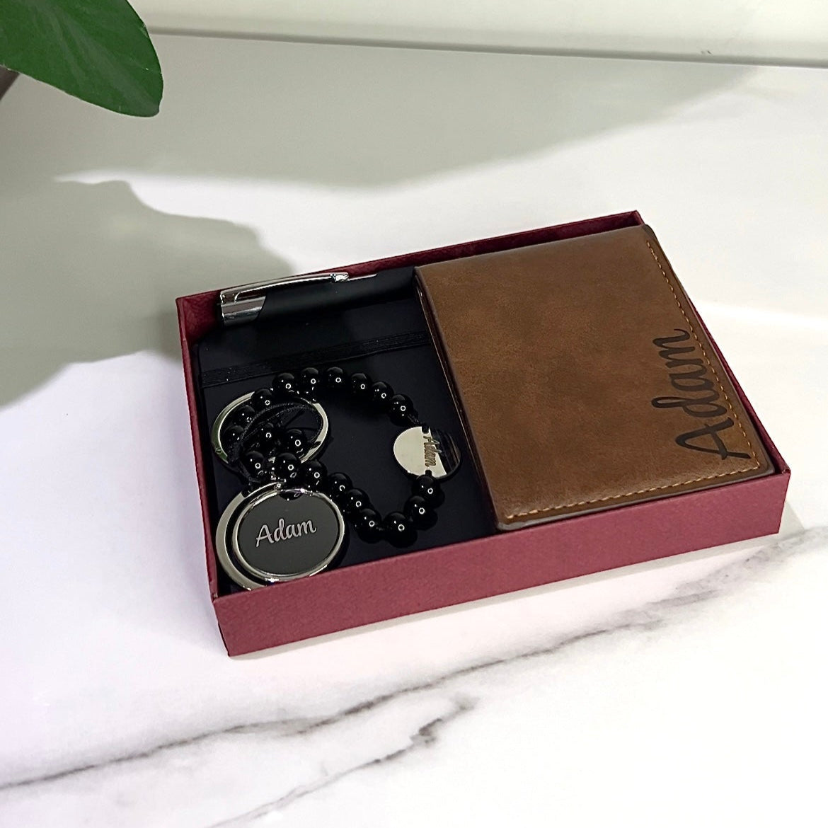 Coffret Cadeau Personnalisé – Portefeuille, Bloc-notes A6, Stylo, Porte-clés & Bracelet