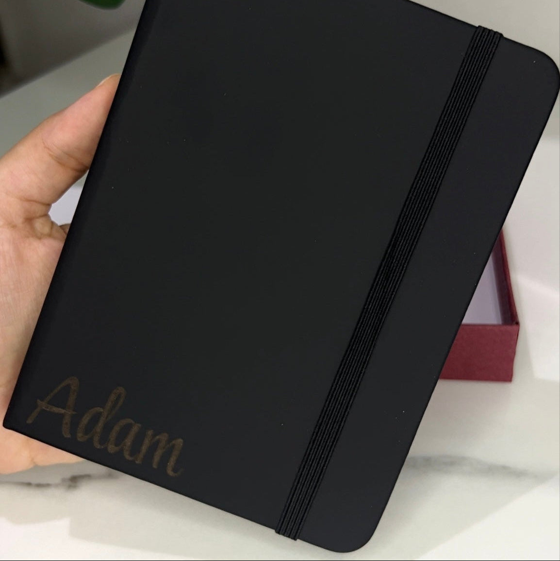Coffret Cadeau Personnalisé – Portefeuille, Bloc-notes A6, Stylo, Porte-clés & Bracelet