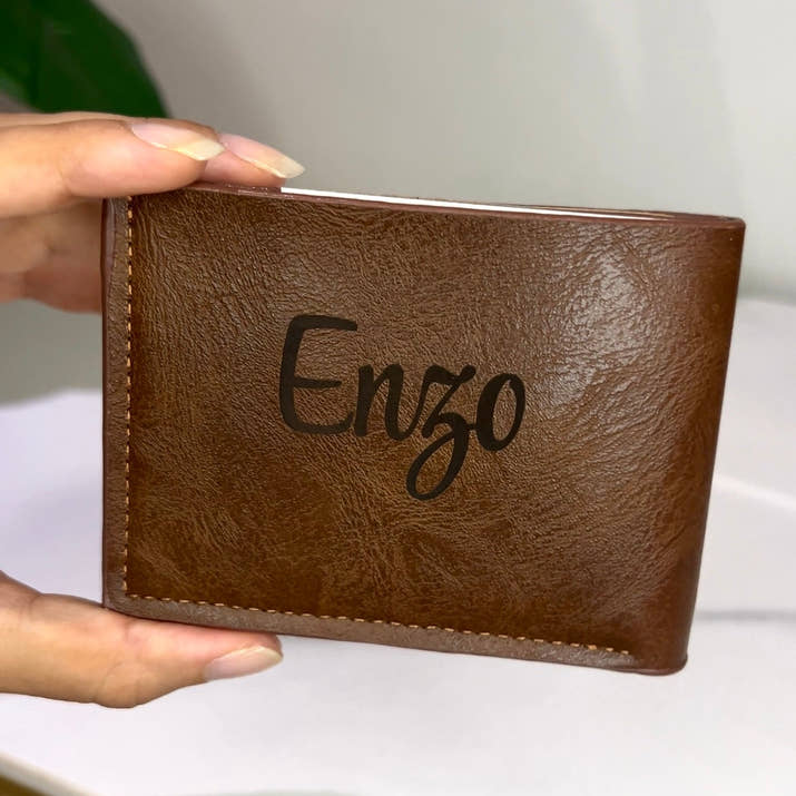Coffret Cadeau Personnalisé – Portefeuille, Bloc-notes A6, Stylo, Porte-clés & Bracelet