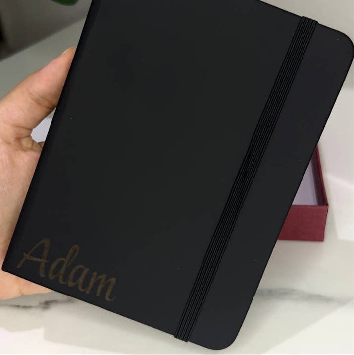 Coffret Cadeau Personnalisé – Portefeuille, Bloc-notes A6, Stylo, Porte-clés & Bracelet